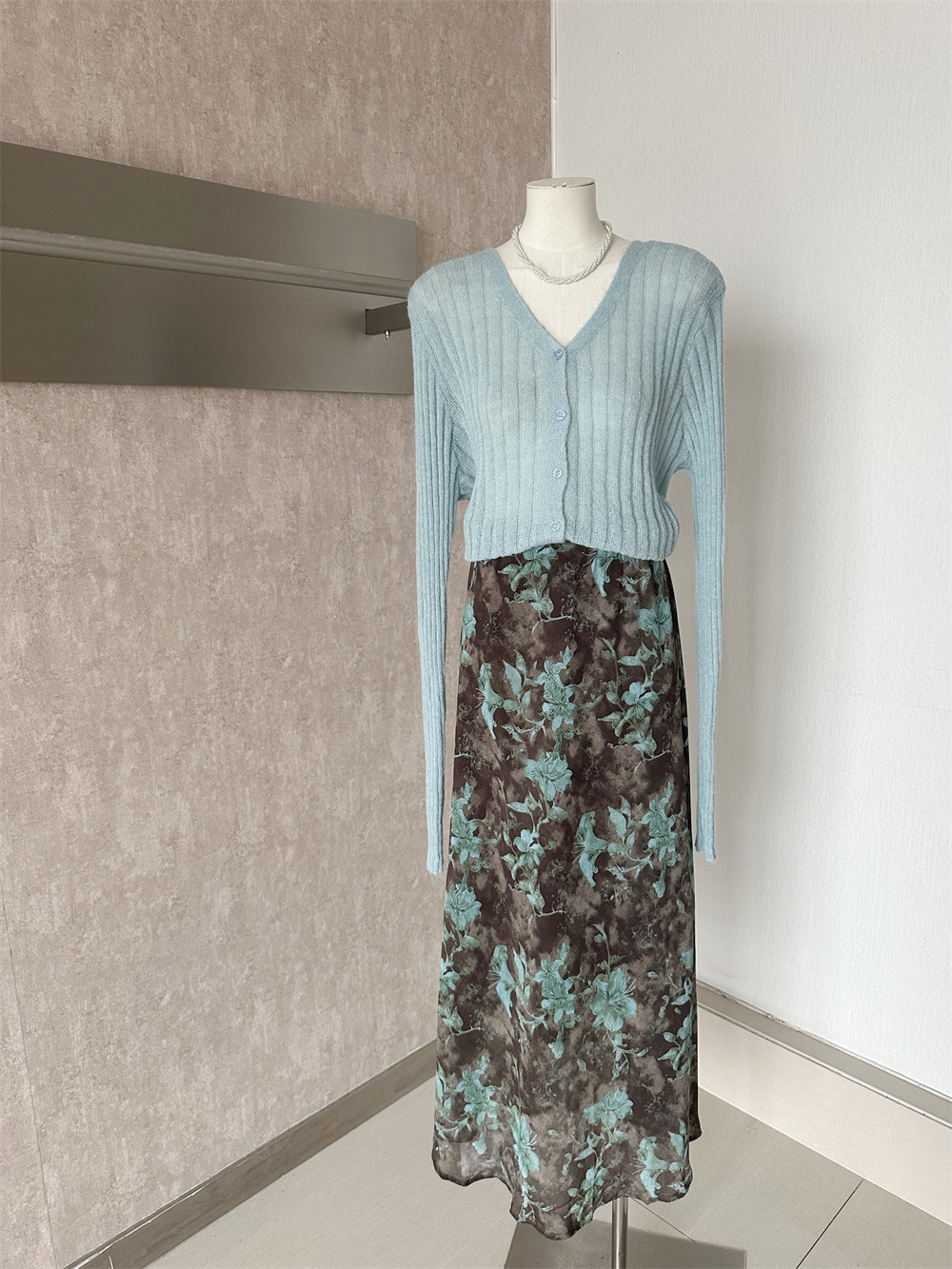 2026 Autumn Korean Style Two-Piece Set Women's Knit Cardigan Floral High Waist Skirt - Image 2