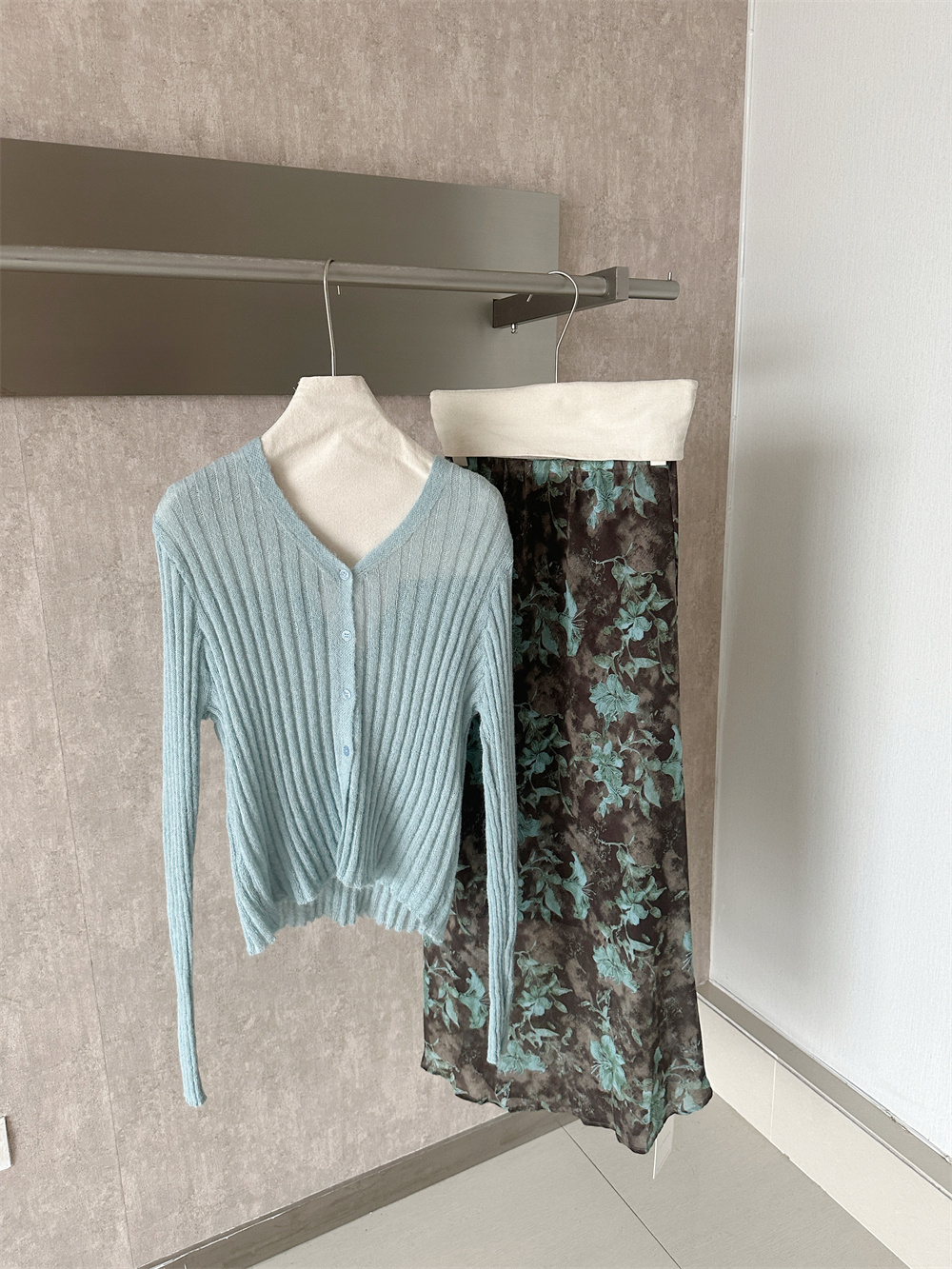 2026 Autumn Korean Style Two-Piece Set Women's Knit Cardigan Floral High Waist Skirt - Image 3